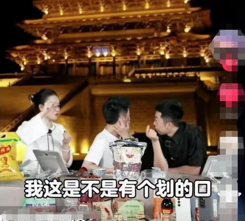 太有画面感了！一次，董宇辉在重庆卖酸枣，正聊时，这时！他侧着头，指着耳朵后面一处