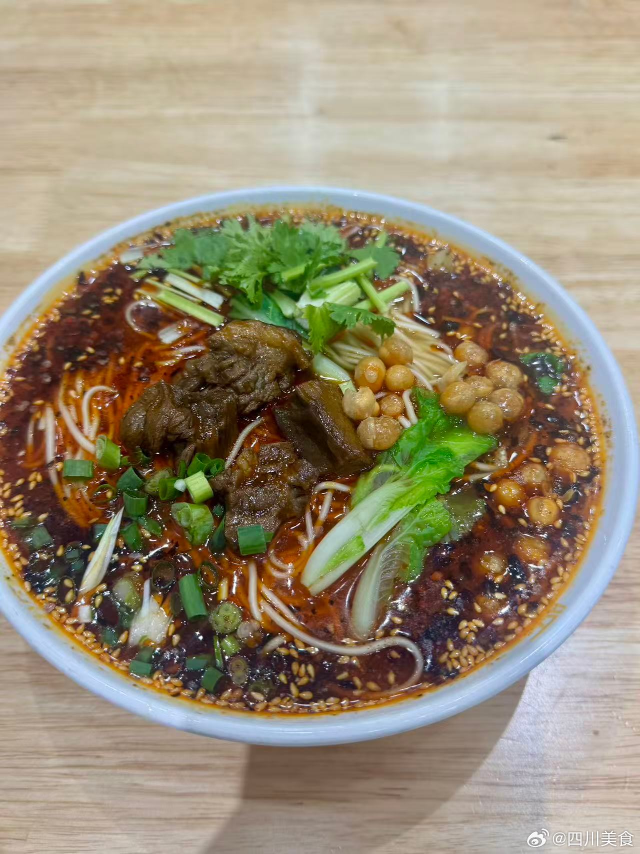 当冒菜店新增了面条业务，就会吃到冒菜味的牛肉面！第一次在面里面吃到这种脆豌豆，是