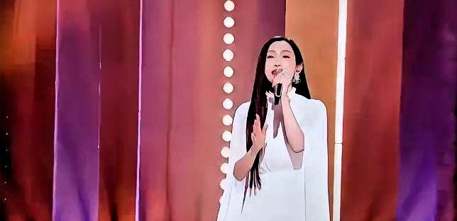 范玮琪唱《如果的事》又紧又抖，粉丝说她紧张，我只想说：别洗了。🔥

乌兰图雅骑