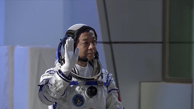 武飞绝对是中国航天界的一颗新星！他本是航天科技集团的工程师，却毅然跨界成为航天员