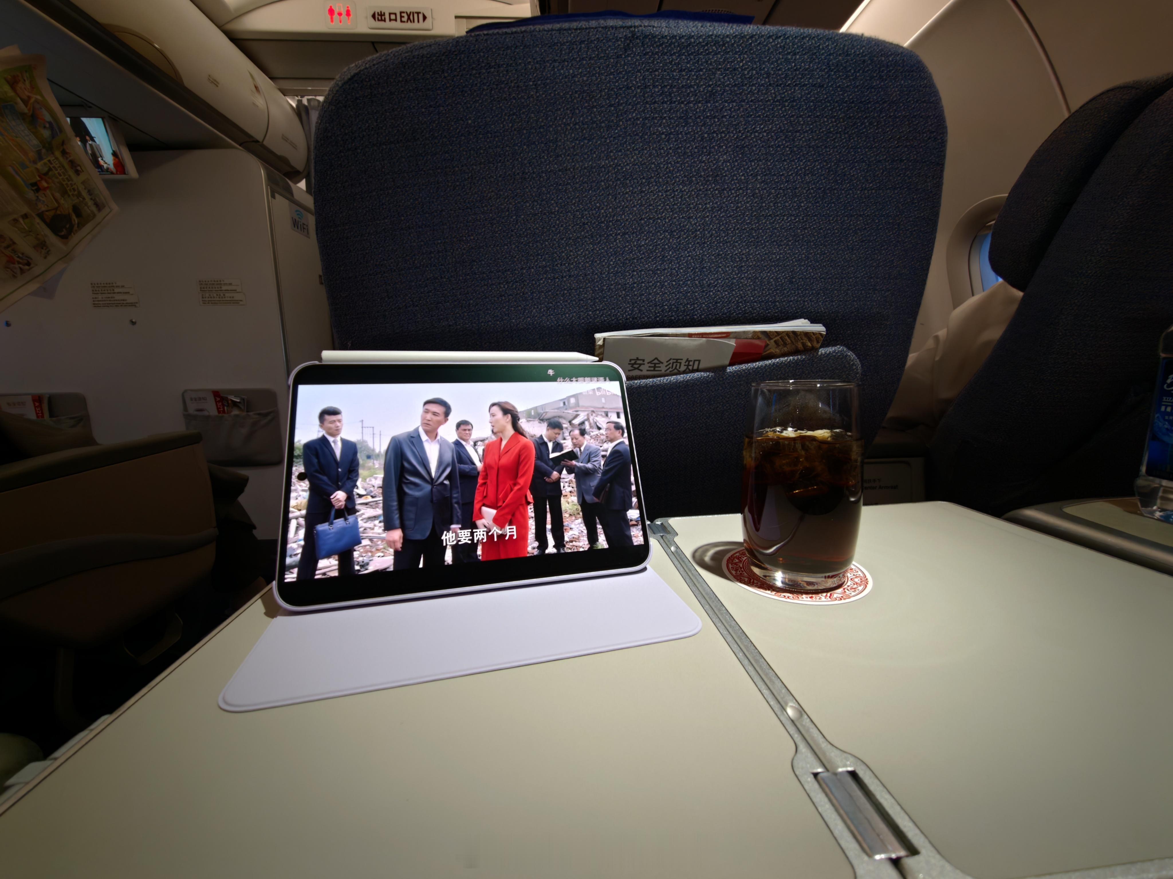 平板我喜欢柔光版，虽然我知道会损失一些清晰度，但对于户外携带来说，减少反光带来的