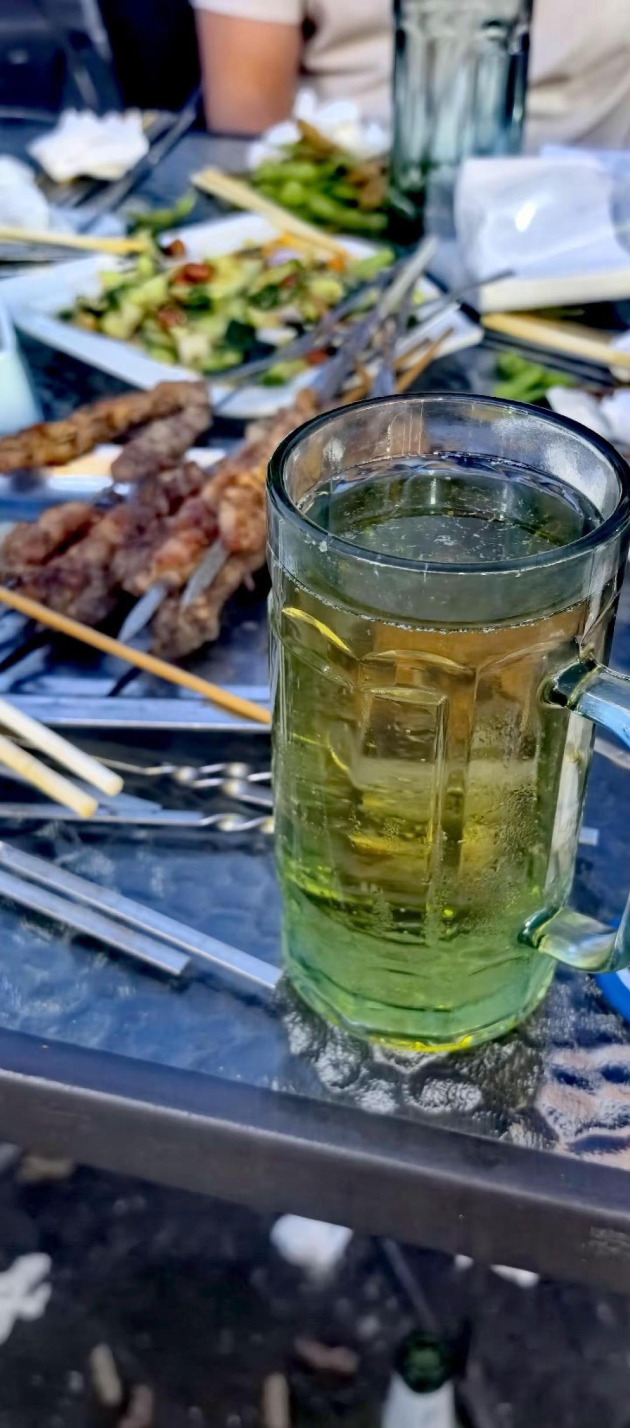 幸好会喝点酒，不然有烦恼的时候可怎么办。烧烤啤酒