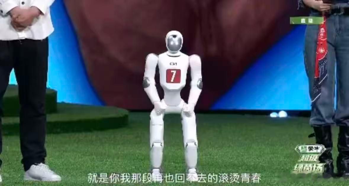 C罗机器人致敬魔笛相拥机器人还原属于一代人的足球青春真的把创意玩出了新花样，机器