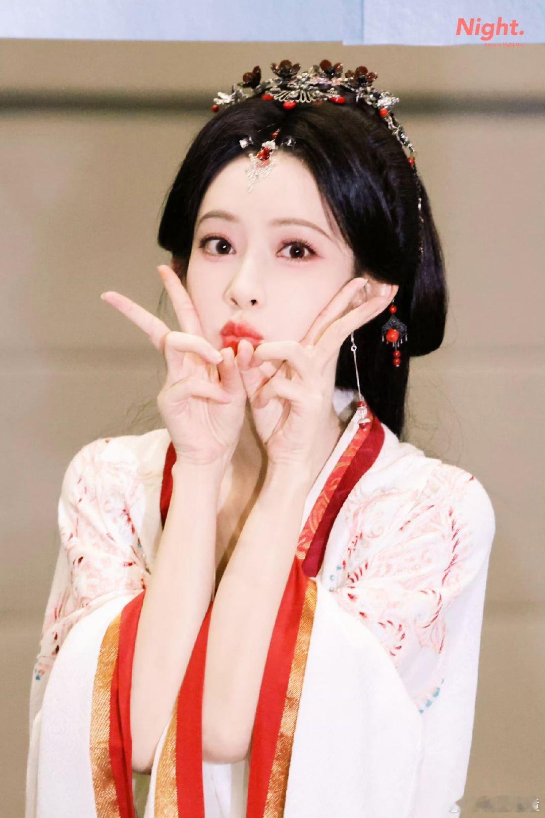 孟子义杀青发言 孟子义百花杀杀青太戳心！宠粉到让站哪儿就站哪儿，拍照聊天有求必应