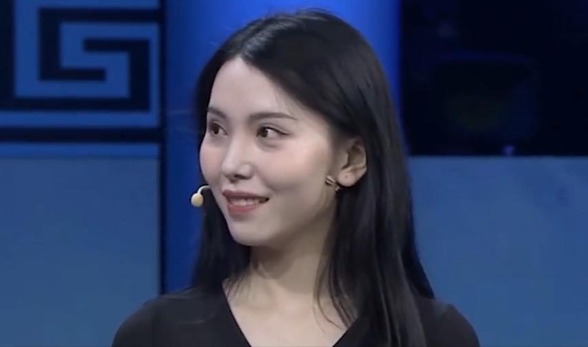 1998年，女孩小林逛古玩市场时，相中一个紫色的肚兜，最后花20元买了下来。几年