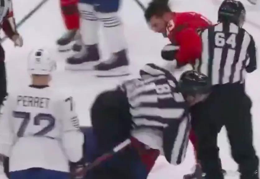 冬奥首场斗殴：2位2米大汉近身肉搏，摁地上狂捶，把2裁判忙坏了北京时间2月16日