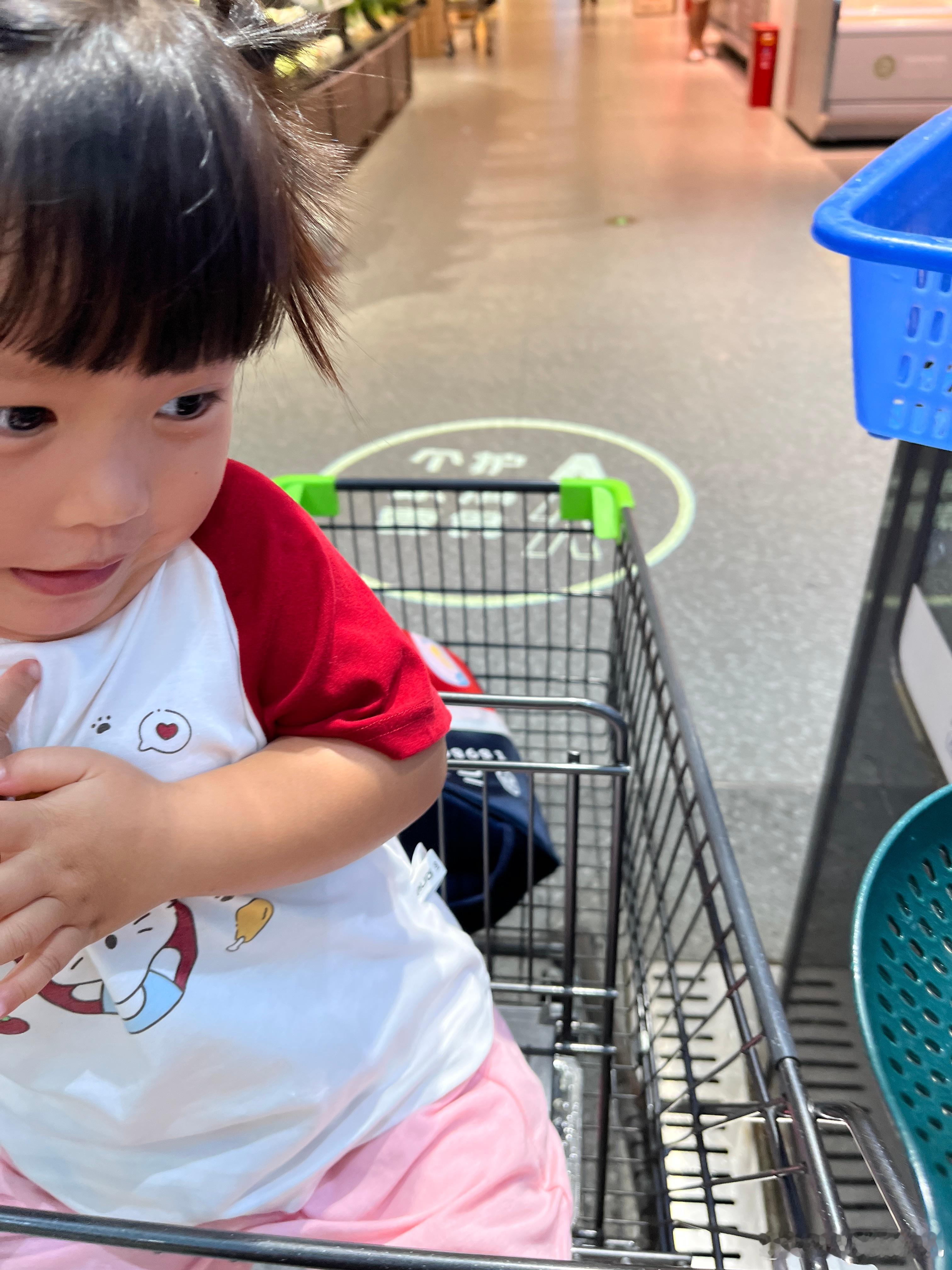 叫我抓小龙虾给她看看，真是又菜又爱玩，下雨，没去公园，来超市转一圈。接她放学的，