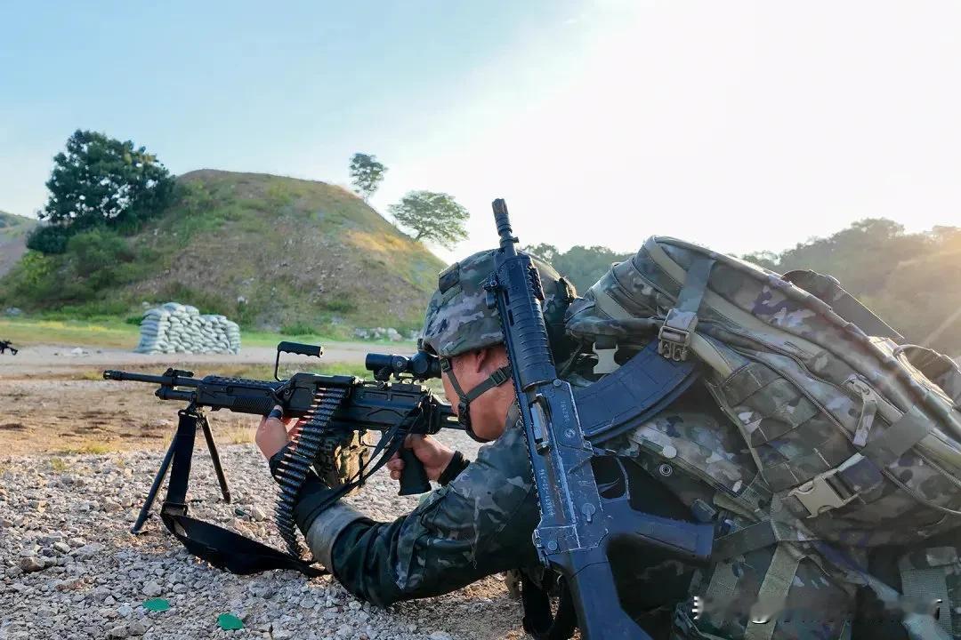 轻机枪射手参加射击训练，他使用的是201型班用机枪，而且是采用弹链供弹模式（图1