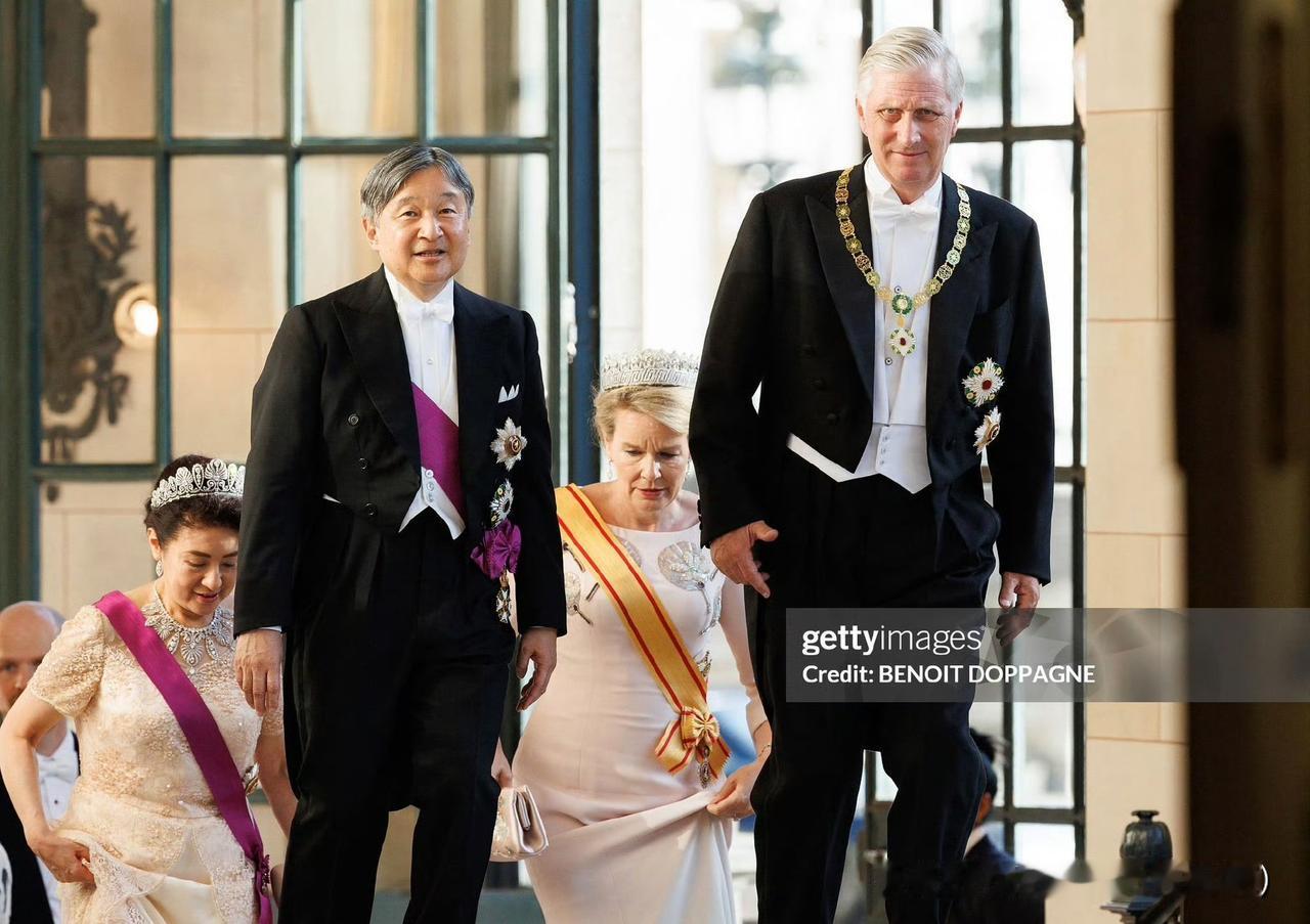 雅子皇后，你的眉毛到底怎么了！

比利时欢迎日本的晚宴图来了，女士们礼服配王冠，