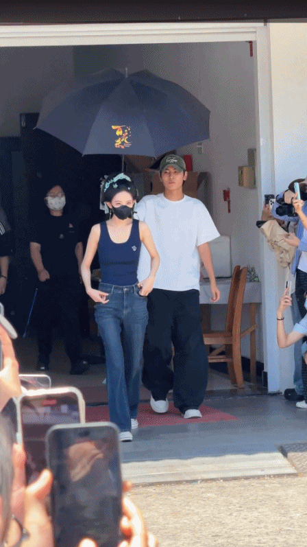 孟子义第一个开上缤果S新车 孟子义也太宠粉了吧！出妆时看到等候的粉丝，特意让助理