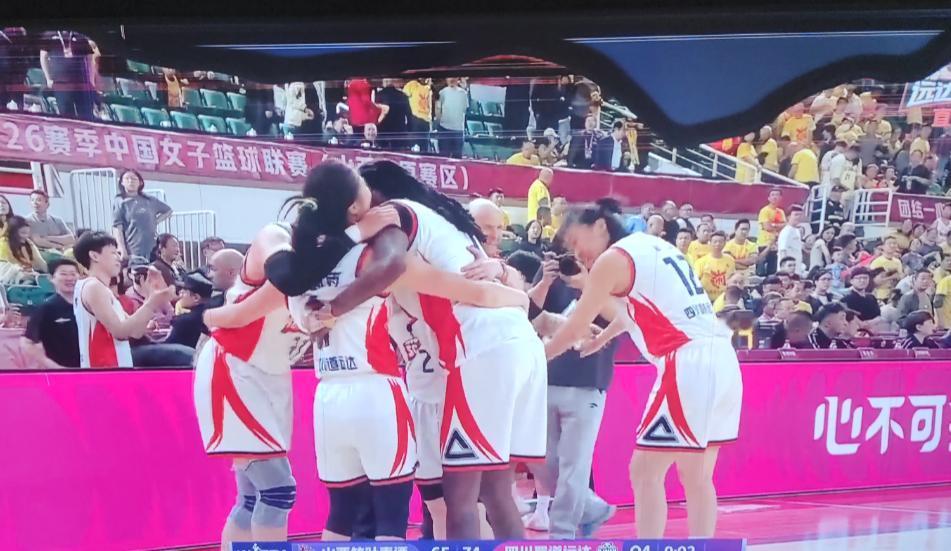 拼下了一个来之不易的总冠军，这次四川女篮拿下的是总决赛第五场的决战，客场作战的他