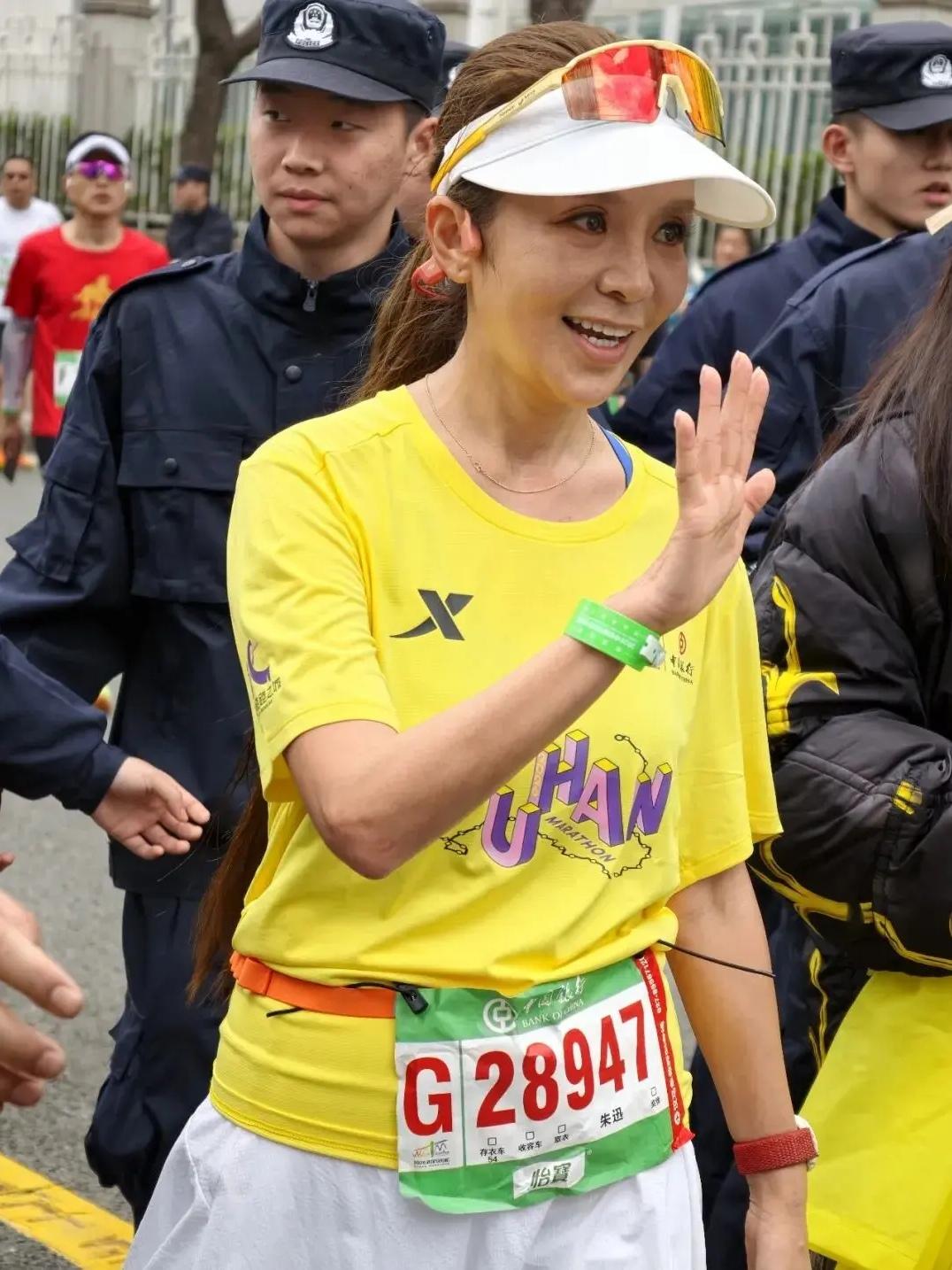 朱迅武汉马拉松半马赛，带病跑完，精神状态打脸质疑声

53岁的朱迅，参加2026