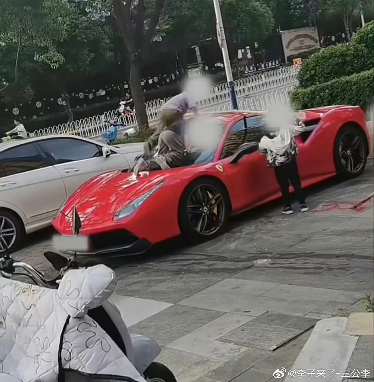 法拉利被4个孩子当滑梯玩法制社会只能起诉对方家长对方家长再耍混蛋就只能等执行没有