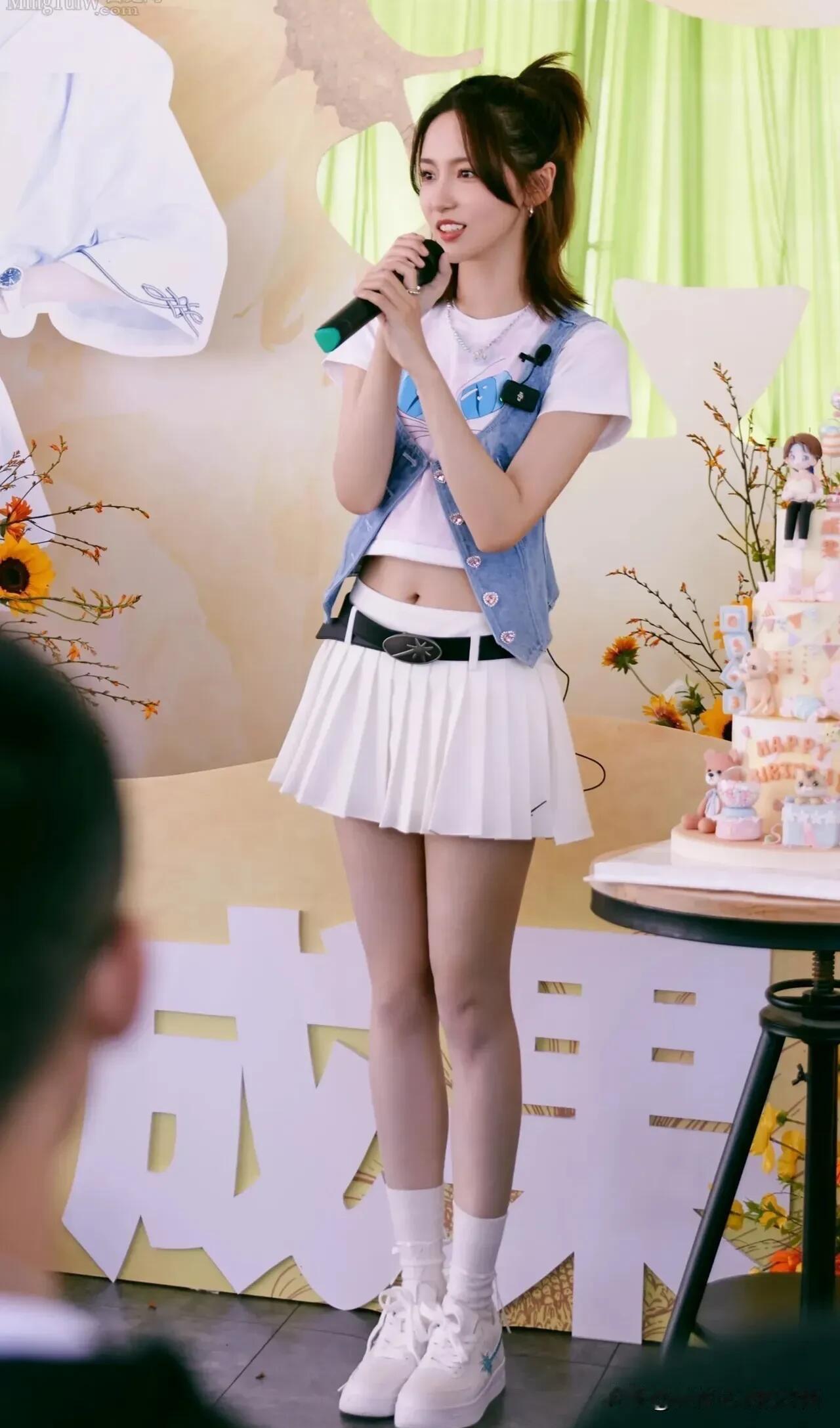 她第一眼看上去真的一般，没有荧幕上看到的漂亮，不过这气质真的优雅大方，温婉恬静，