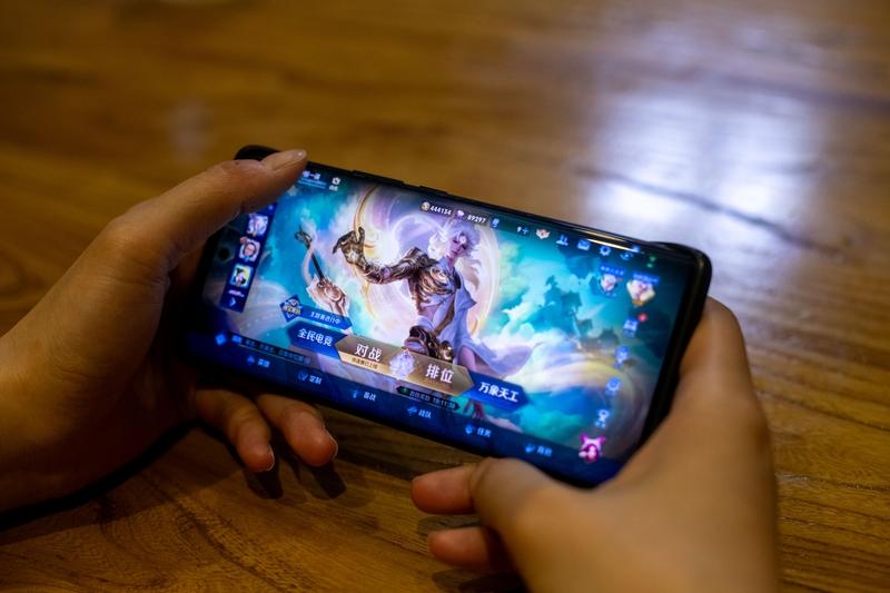 打野辛辛苦苦带飞三路，后期射手却疯狂单带送人头，一句“别多管闲事”直接让优势变水