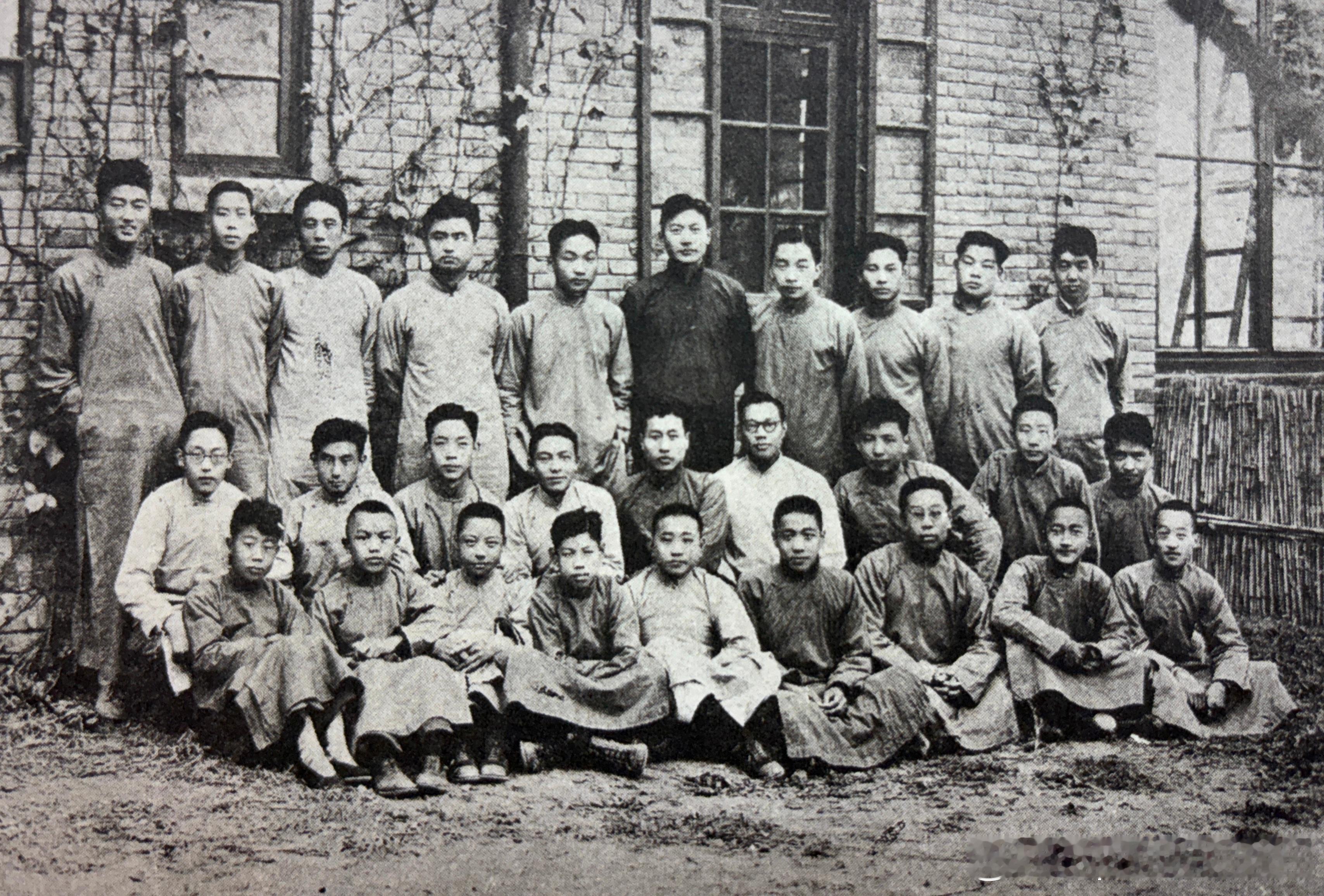 1936年北京崇德中学高中二年级生合影，一排右二是孙道临历史影像