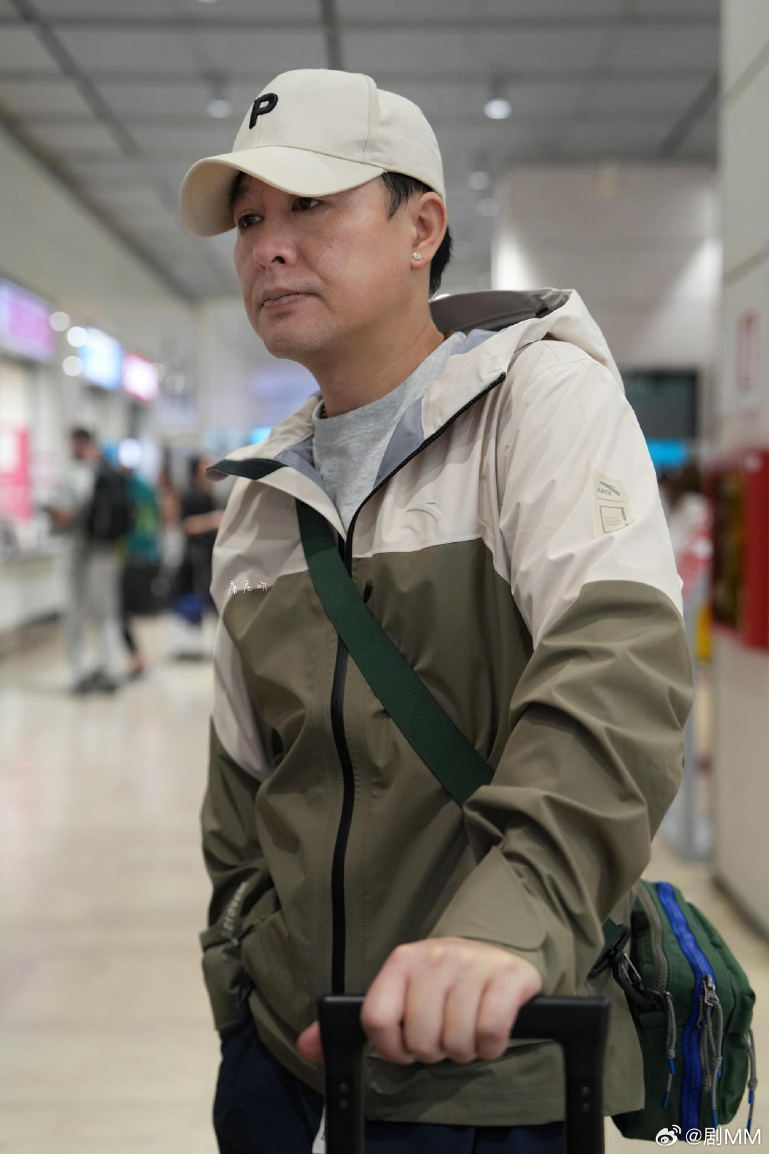 张颂文戴耳钉张颂文久违戴耳钉，确实让人很出乎意料啊。张颂文久违戴耳钉 ​​​