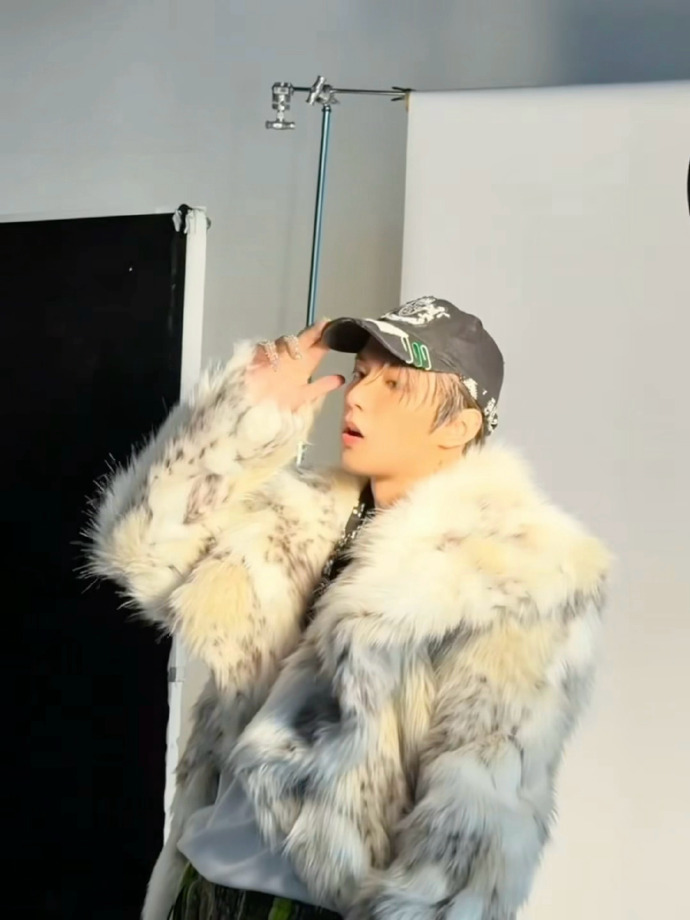 刘耀文贴钻手套刘耀文侧颈纹身皮草look 刘耀文侧颈纹身皮草look，刘耀文贴钻