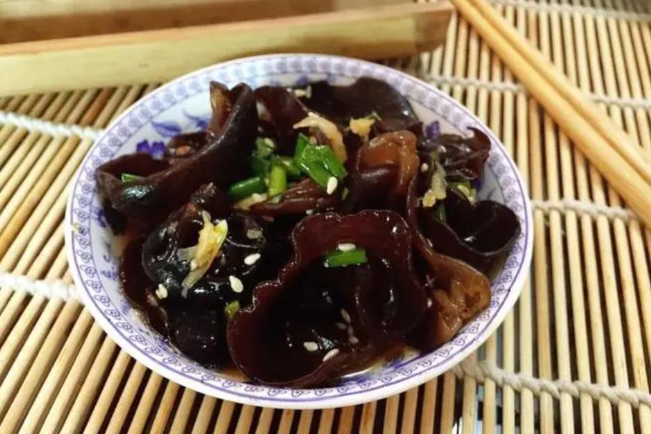 54岁大姐，每天吃凉拌木耳，坚持半年后，身体的变化让医生称赞

“你们不信，我倒