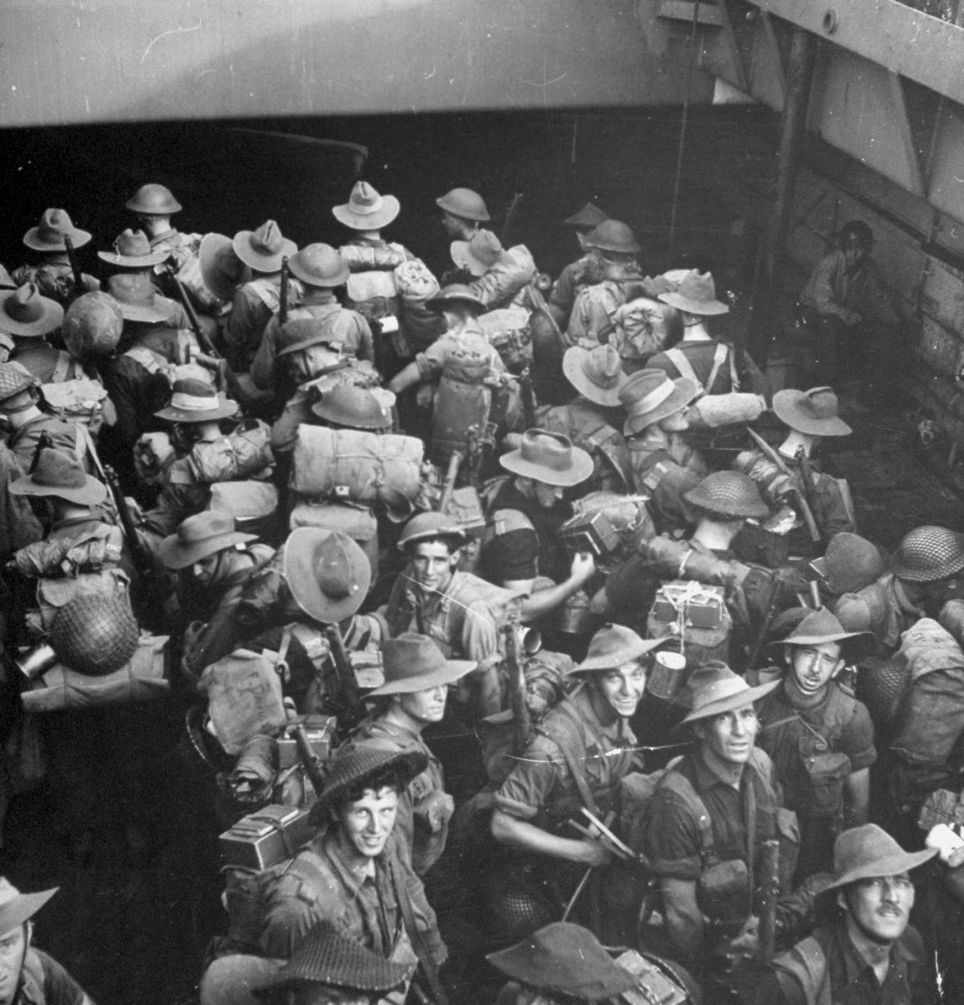 1943年9月。在巴布亚新几内亚莱附近的澳大利亚士兵 ​​​