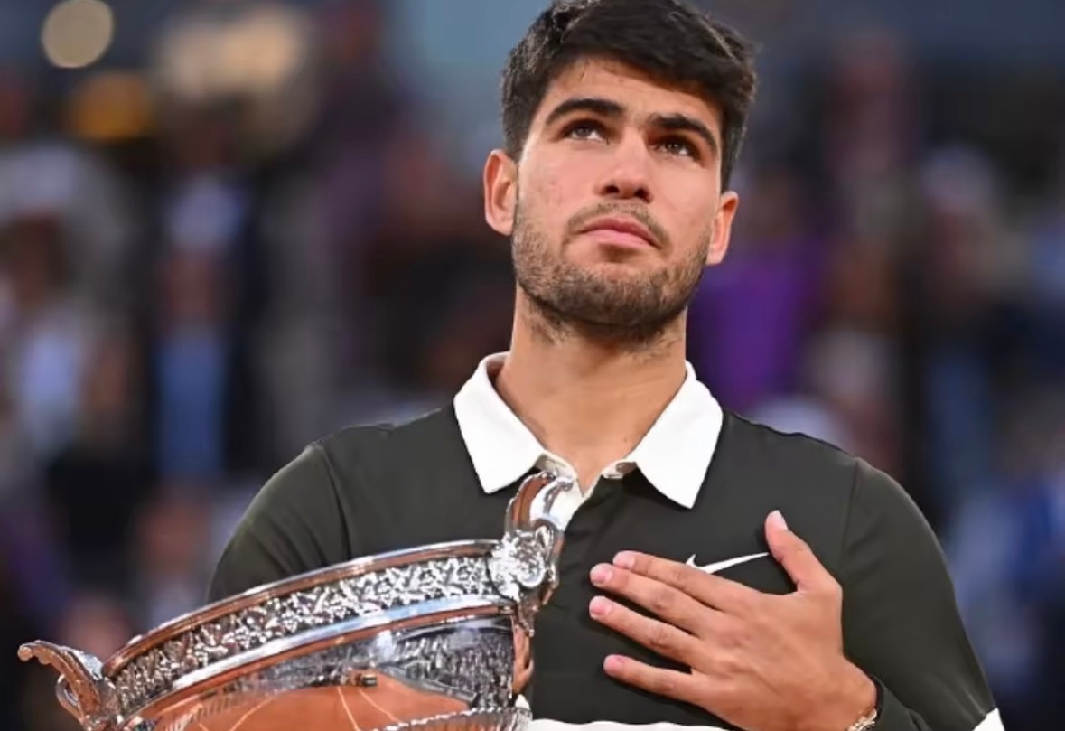 法网卫冕冠军阿尔卡拉斯在社交媒体上宣布，因手腕伤势退出罗马大师赛和法网比赛，他也