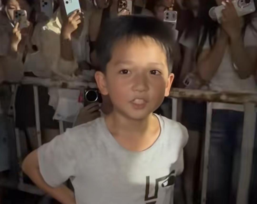 八岁本该是依偎在父母怀中撒娇的年纪，可这名小男孩却早早扛起了生活的重量。母亲不幸