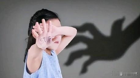 “不判死刑，天理不容！”辽宁沈阳，12岁女孩被亲生父亲多次强奸，她无法忍受，跟德