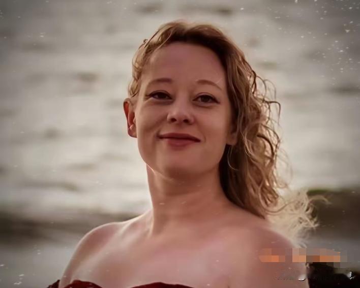 特朗普这次没法收场了，美国街头被击毙的37岁白人女性雷尼，真是buff叠满，不是