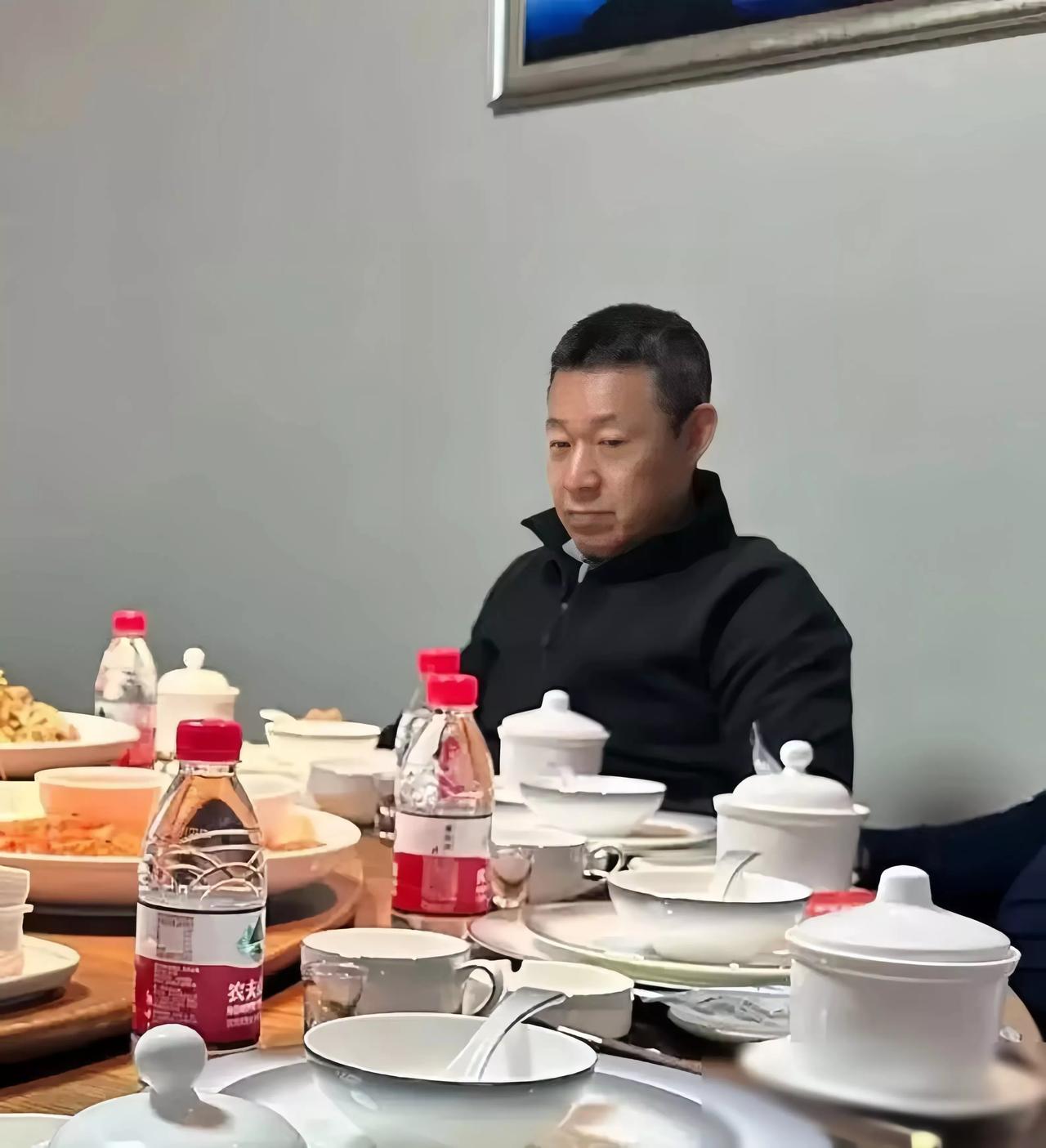 张丰毅聚餐，一桌子美味佳肴，更夺人眼球的是桌子上的几瓶饮料。