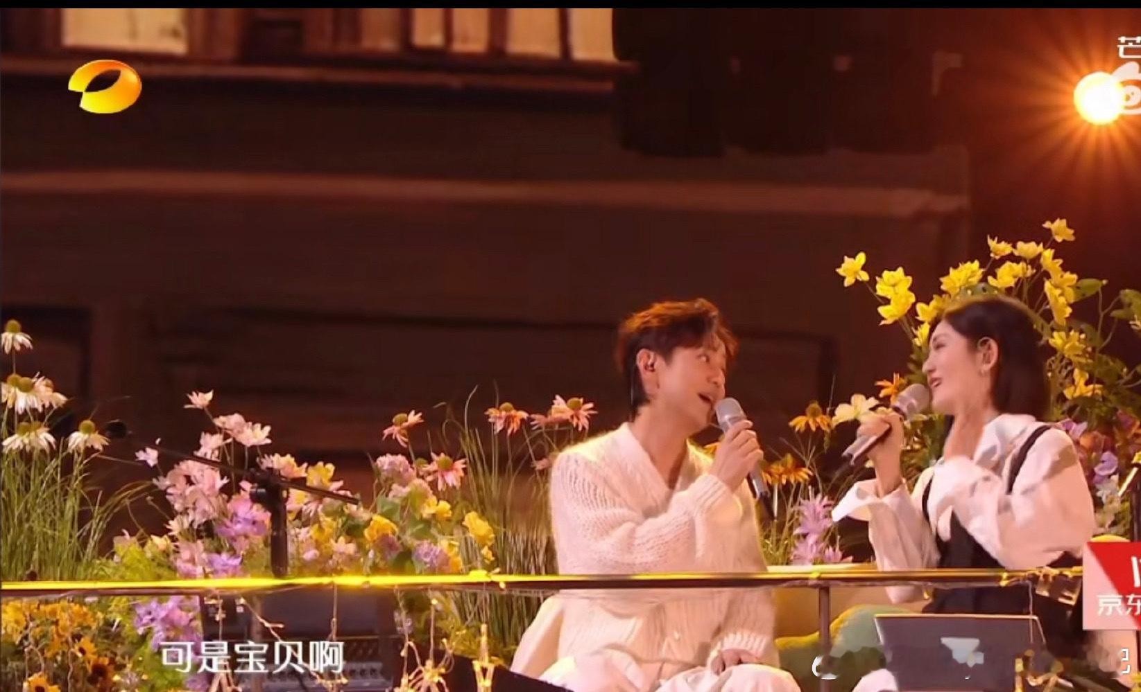 何炅谢娜给我唱哭了 何炅谢娜同台合唱真的把我看哭了，有一种友情叫何炅谢娜[泪]。