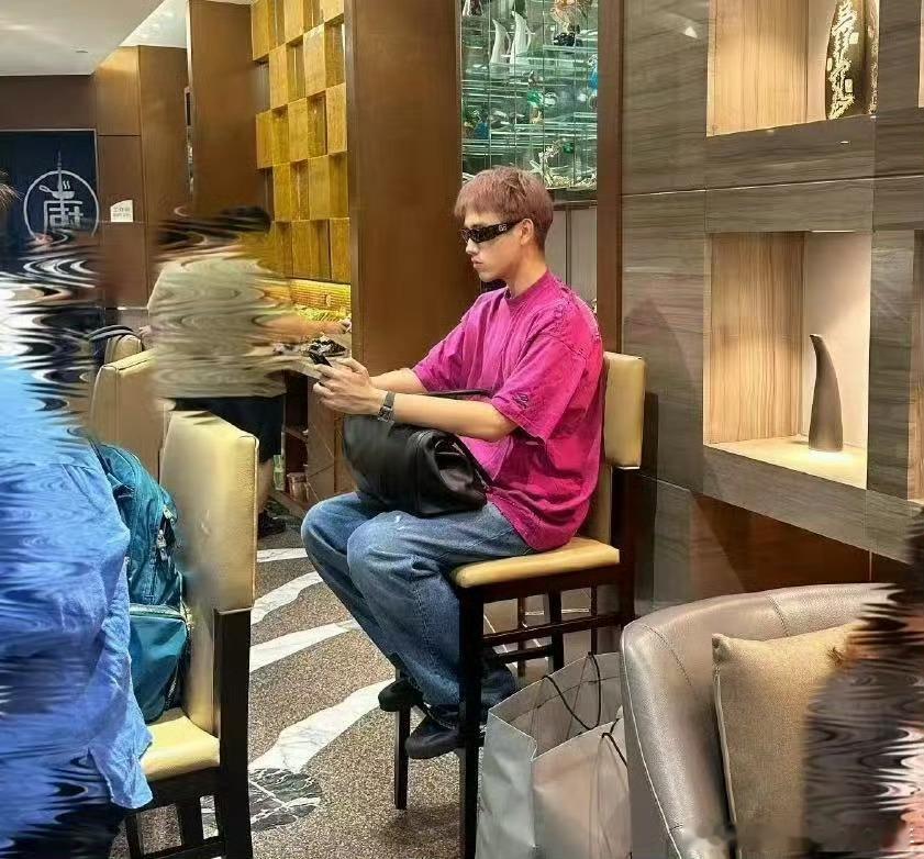 陈飞宇 坐姿端正的火龙果哈哈哈被颜色吸引，陈飞宇这坐姿可真端正[嘻嘻]，一定在好