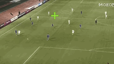 1比2！韦世豪拼进1球，对手门将失误了。在0比2落后的情况下，韦世豪为成都蓉城拼