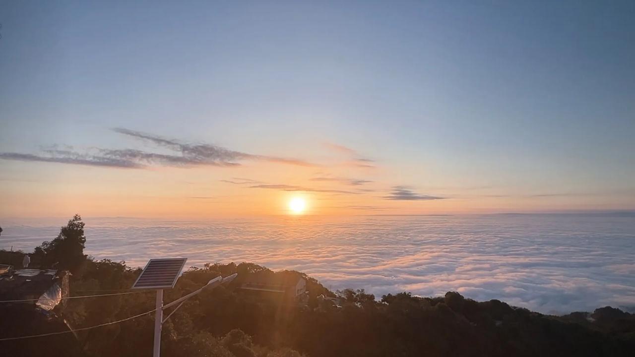 旅行随手拍坐火车时趴在小桌板上打盹，醒来发现对面大叔正举着手机拍窗外，顺着他的镜