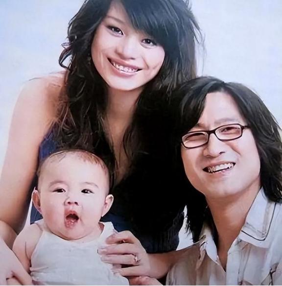2005年，18岁的葛荟婕被汪峰赶出家门。那一刻，她紧紧抓住汪峰，苦苦哀求的说：