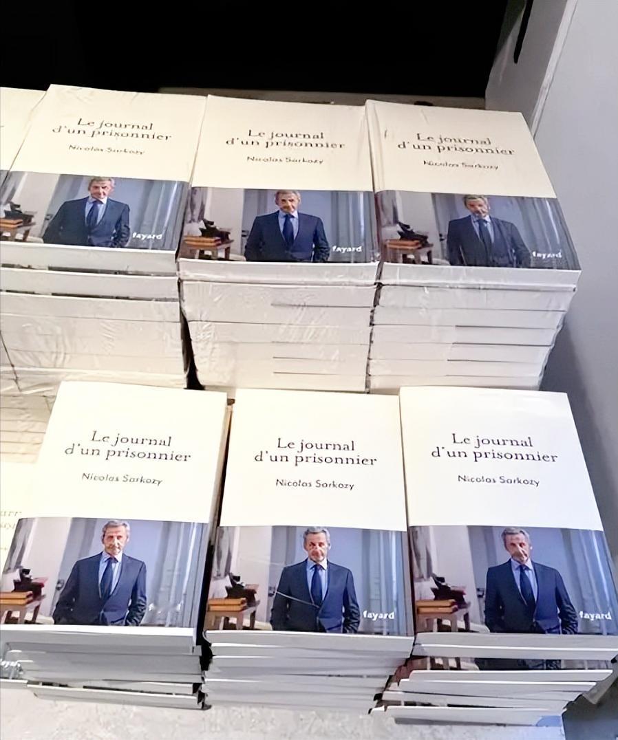 这剧情比法国电影还离谱，法国前总统萨科齐揣着自己的“狱中手记”到书店签售，这可是