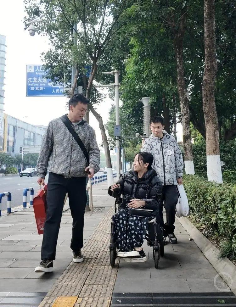 感动到流泪，重庆永川一家小型皮蛋厂的包制间里，6名员工全是残疾人，有的肢体有残疾