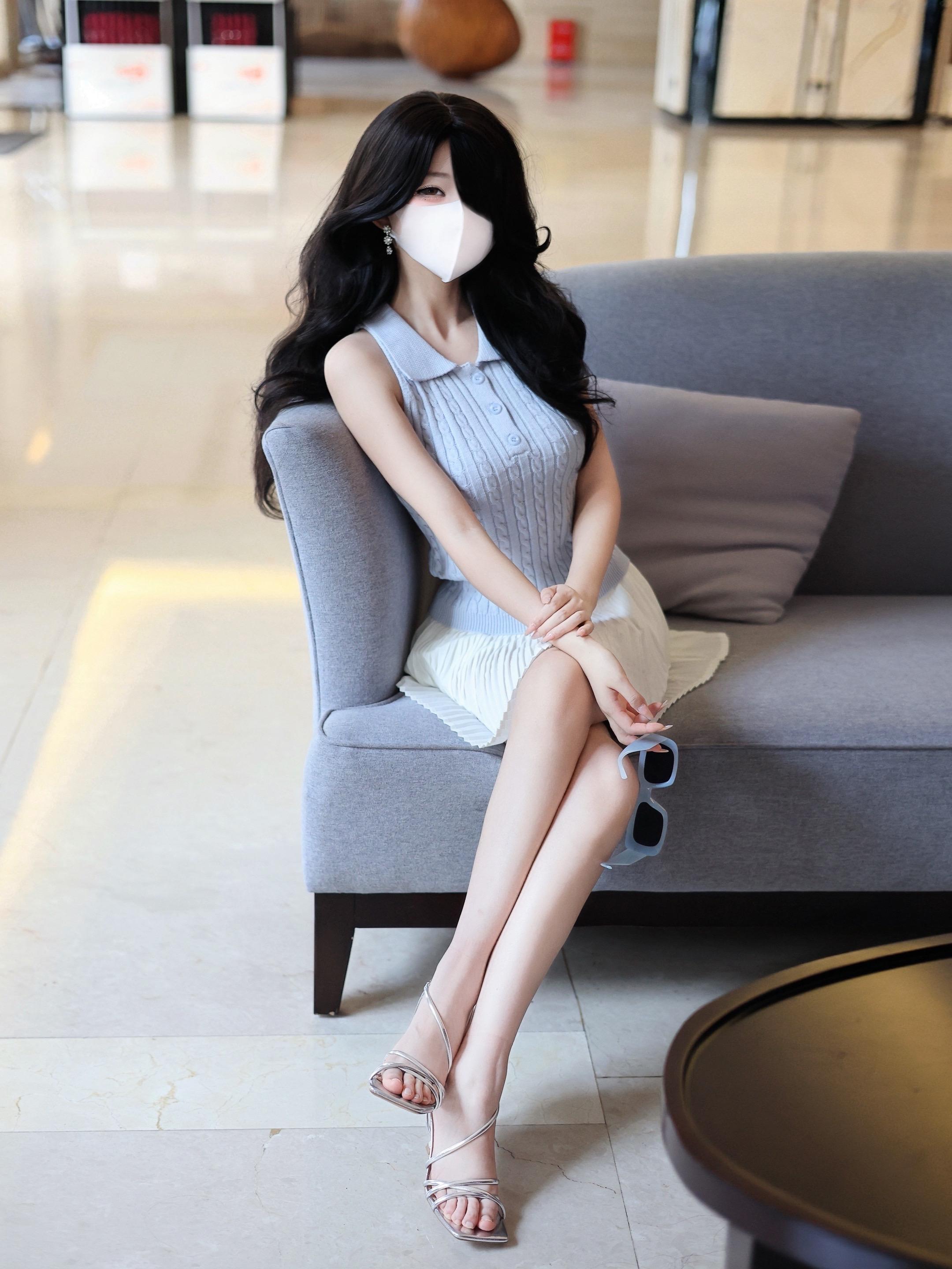 浅蓝色眼影迷离的眼神。