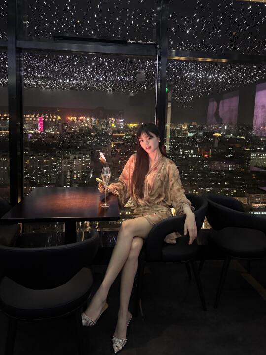 我坐在这 就已经为这场约会买单了