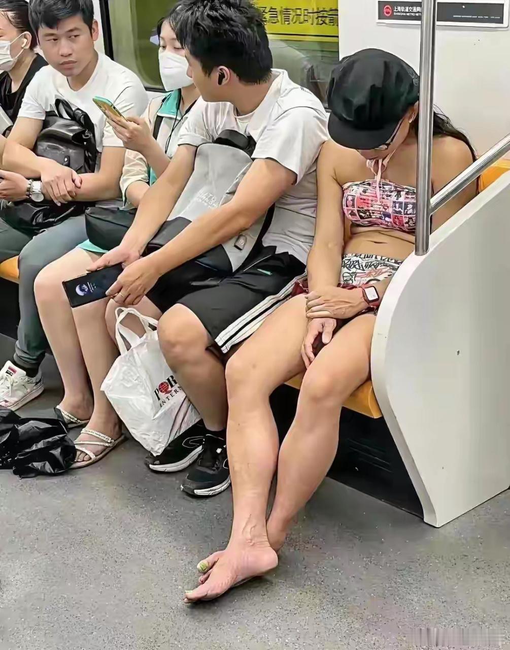 向佐 为什么女生穿男装可以  男扮女装  除非你在舞台上“男扮女装” ，在大街上
