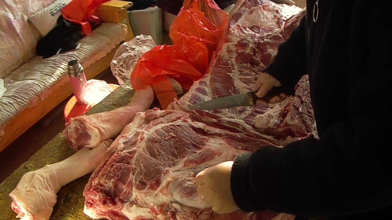 今天我要兑现我的承诺，把猪肉和面条加鸡蛋送到这个奶奶手里，看到她笑得像个孩子一样