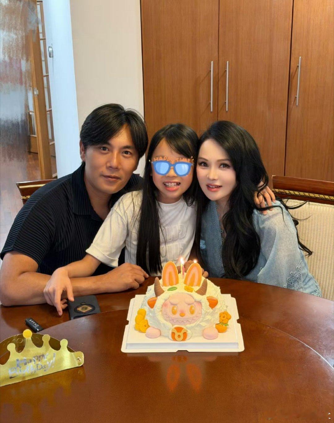 秦昊伊能静一家三口合照伊能静发的庆生合照，米粒坐C位被说迷你版伊能静，秦昊手机里