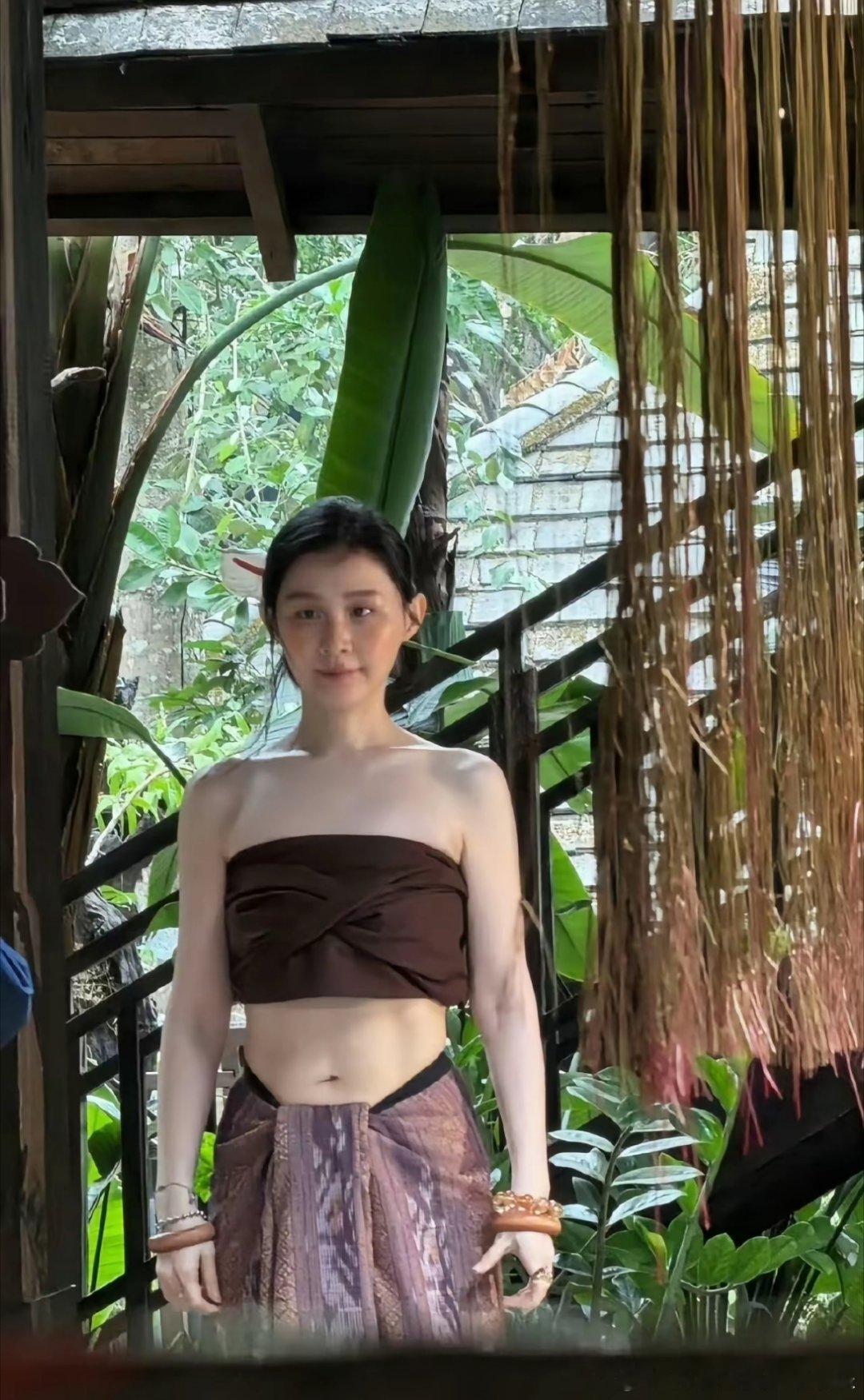 遮住眼睛你们看她是金靖，还是热依扎，金靖估计是一孕傻三年糊涂了， 走好好的搞笑女
