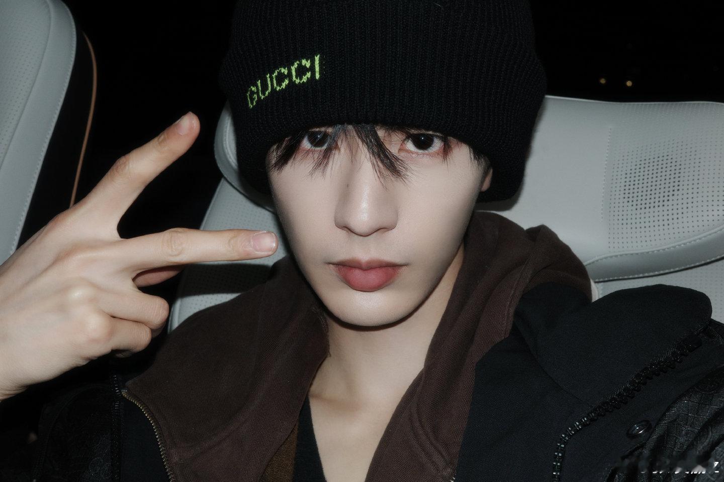 这张脸依旧权威的可怕再次为我得不到张凌赫而惋惜张凌赫戴冷帽比耶