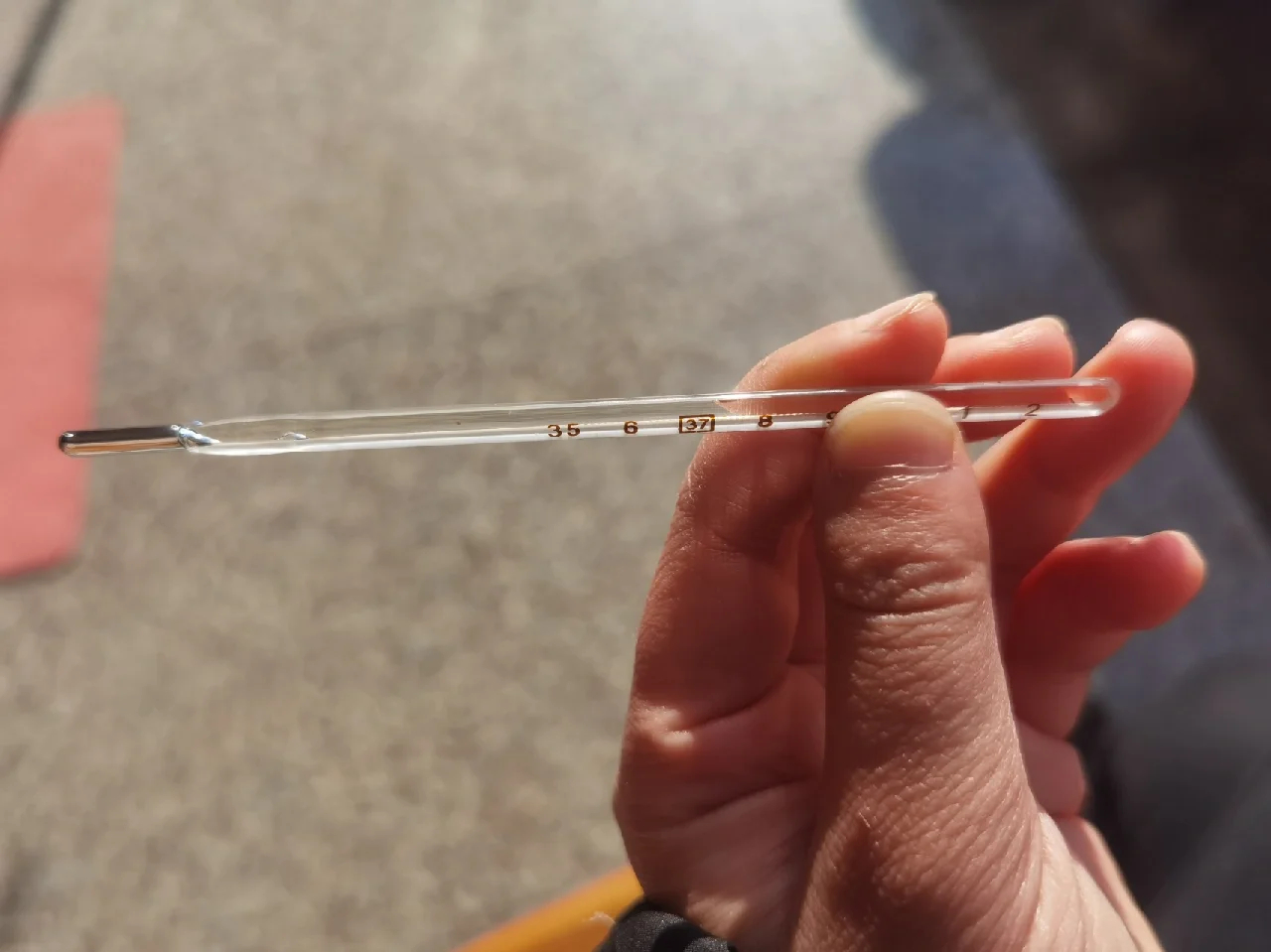 有网友称已经囤了100支水银温度计大可不必～水银温度计确实存在风险，电子体温计其