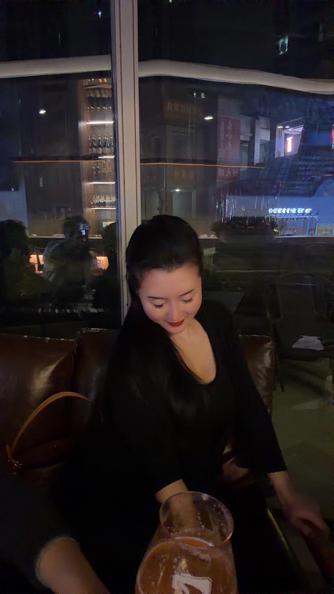 她们说我中年越来越好看啦🥰