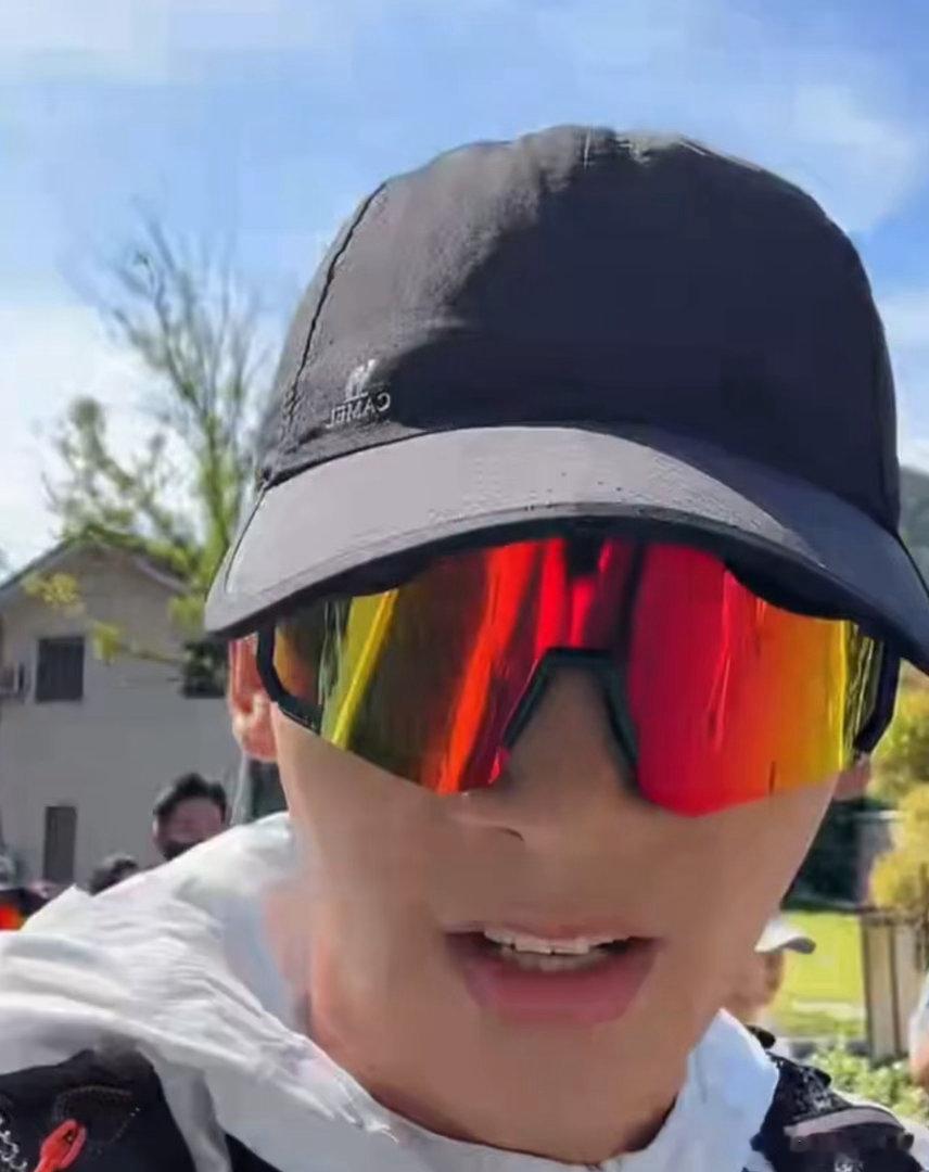 姚琛越野跑直播总在挑战各种难搞的运动，越野跑也能轻松拿捏把控节奏，跑起来自在又利