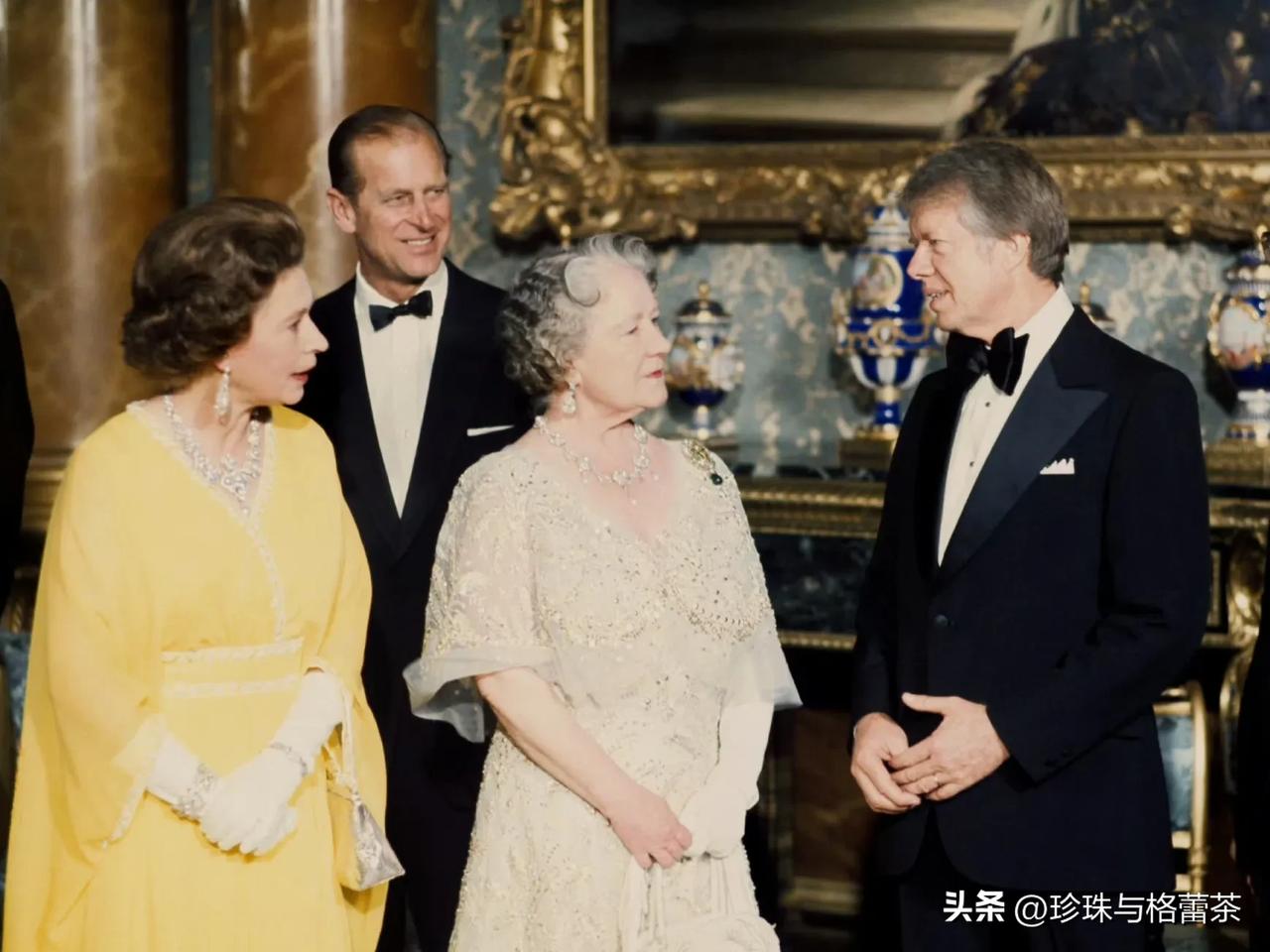 这张老照片上三个人都活到百岁高龄，最后一位刚刚离去！
1977年5月7日，卡特携