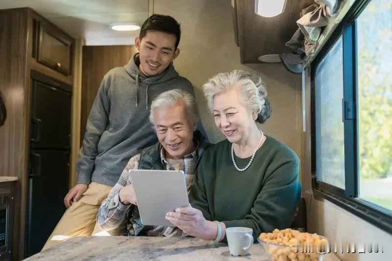 专为家中长辈优化升级，星海V9以人性化创新技术，重塑老年人出行体验。全车座椅标配