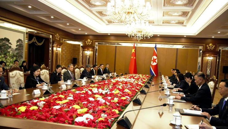 日本彻底被孤立了！王毅刚从平壤谈完回来，朝鲜当众把话钉死，台湾问题无条件支持中国