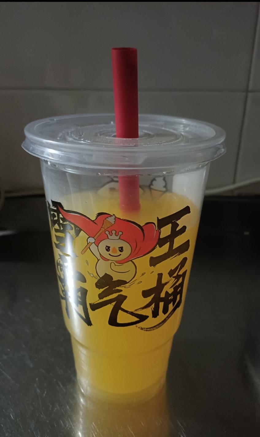 自制一杯清凉爽口的橙汁，喝起来口感也不比外面卖的差多少！给自己点个赞[赞][赞]